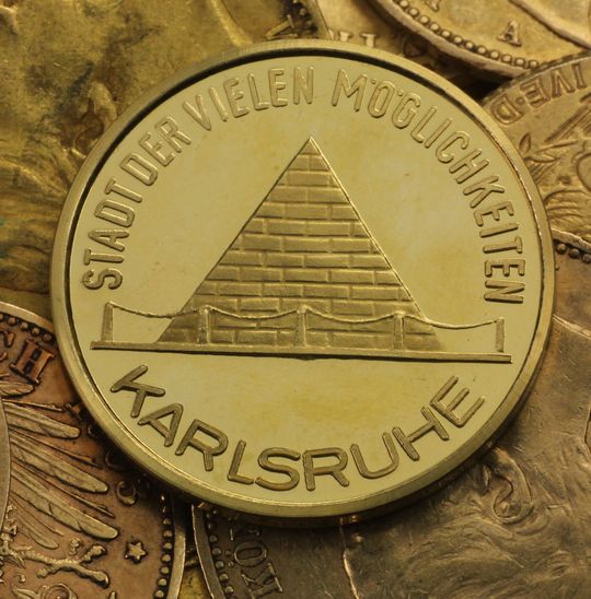 Karlsruher Pyramide in Gold