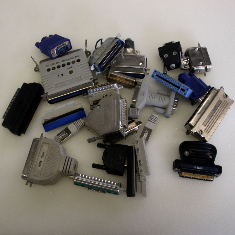 Typische Computerstecker mit Goldkontakten Typische Computerstecker mit Goldkontakten