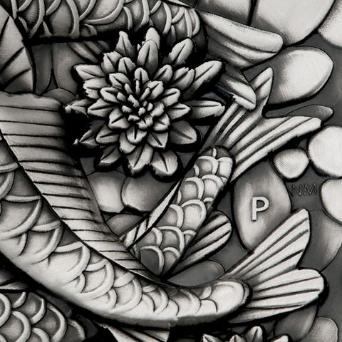 Koi Fish auf Silbermünze im Antik Finish