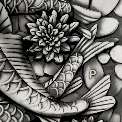 Koi Fish auf Silbermünze im Antik Finish