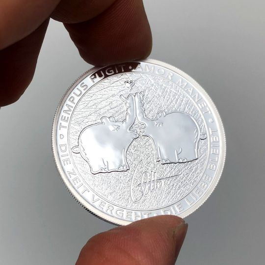 Ansicht der Silbermünze mit Ottifantenmotiv in der Hand