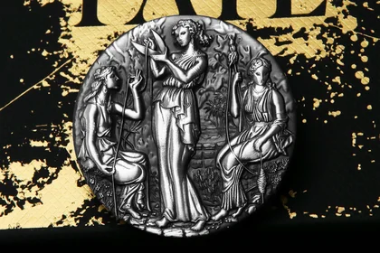 Silbermünze Fate – The Moirai im Antik Finish