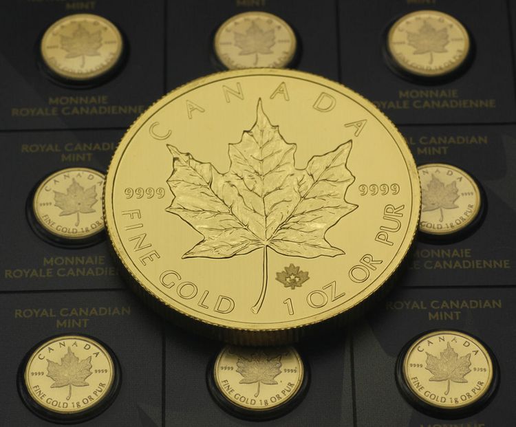 MapleGram 1g Maple Leaf Goldmünzen im Größenvergleich zu einem 1oz Maple Leaf