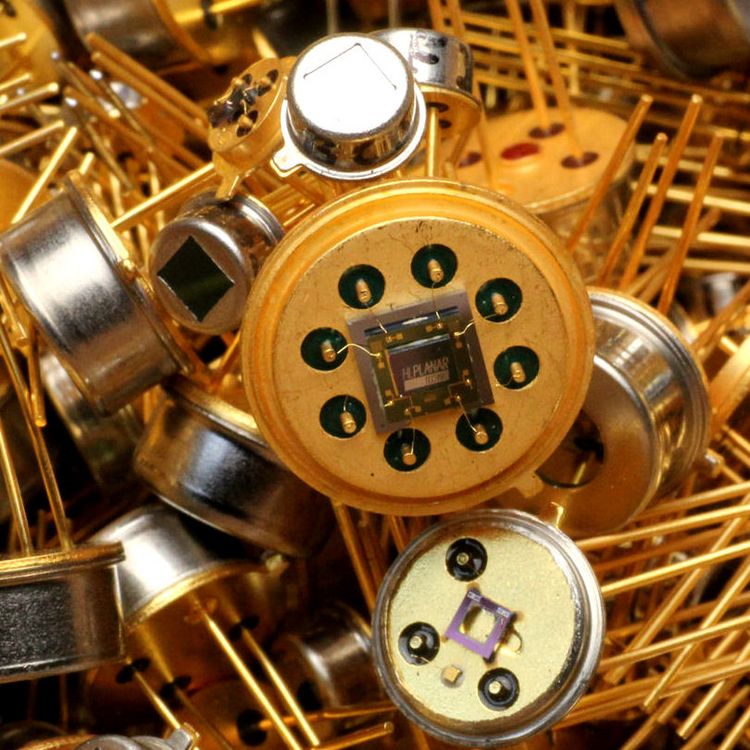 Elektronikbauteile mit vergoldeten oder versilberten Kontakten, Transistoren, Quarze, diverse Bauteile