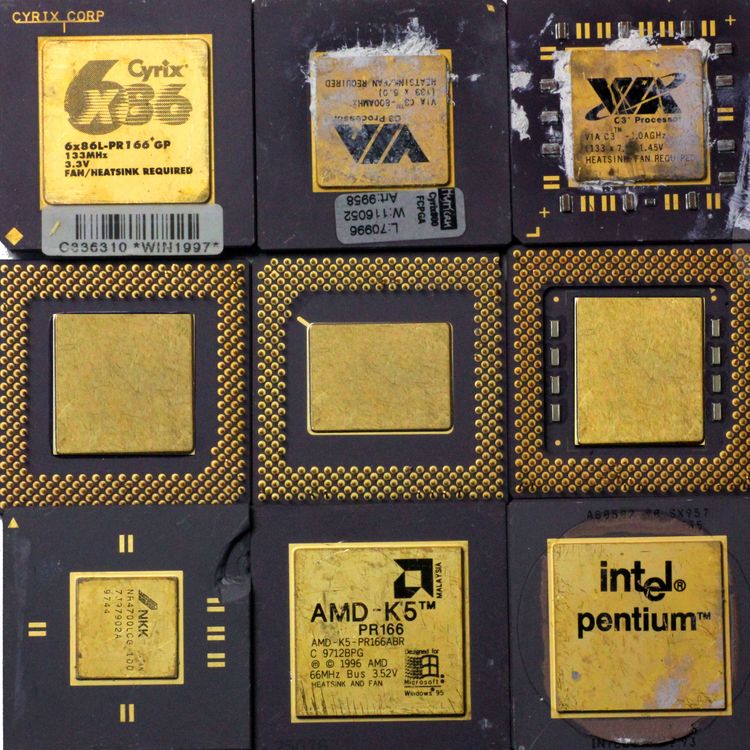 CPU Prozessor Keramik Goldcap. Computerprozessoren mit vergoldeten Kontakten und aufgesetzter Goldkappe