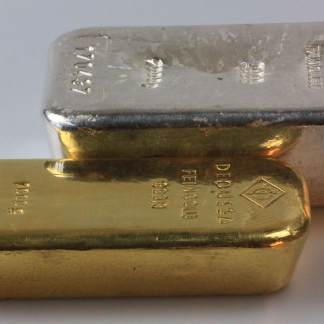 Barren Größenvergleich 1kg Gold - 1kg Silber