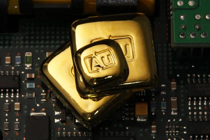 Drei quadratische Goldbarren aus recyceltem Gold