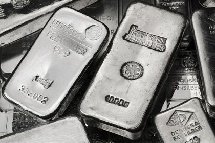 Gegossene Silberbarren von verschiedenen Herstellern