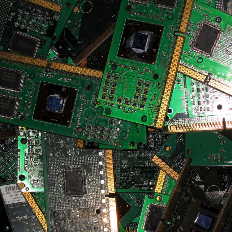 CPU Prozessor Slot / Leiterplattenbasis. Computerprozessorenleiterplatte wie z.B. Pentium 4 mit vergoldeten Kontakten. Ohne Kühlkörper, Lüfter bzw. Plastikgehäuse