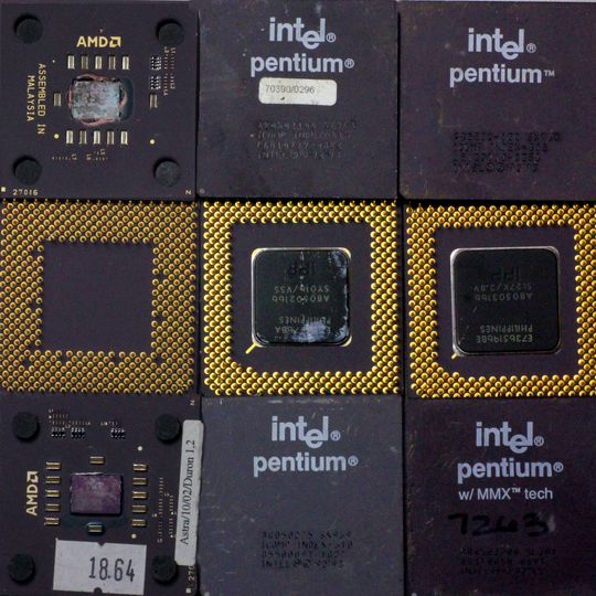 CPU Prozessor Keramik Computerprozessoren von Intel / AMD mit vergoldeten Kontakten. Kühlkörper sind entfernt.