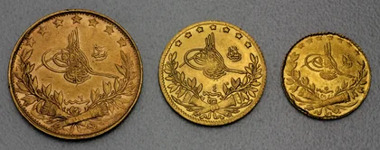 50, 100 und 500 Kurush Goldmünzen Türkei im Größenvergleich