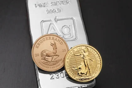 Goldmünzen und Silberbarren aus Recyclingsilber