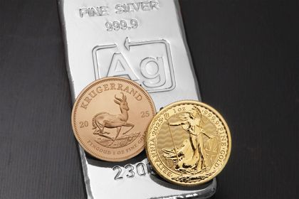 Goldmünzen und Silberbarren aus Recyclingsilber