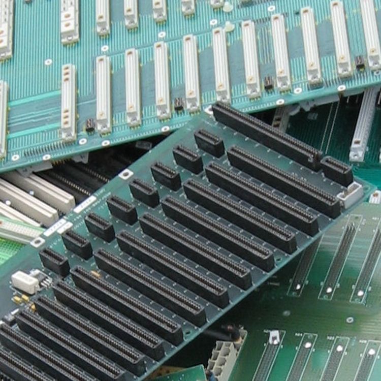 Rückwände / Backpannels aus Servern oder Grossrechnern sind dicht mit vergoldeten Kontaktpins bzw. Steckleisten besetzt.
