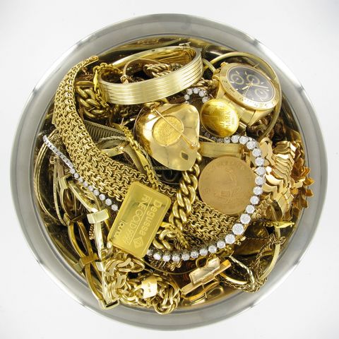 Gemischtes Altgold vor dem Einschmelzen