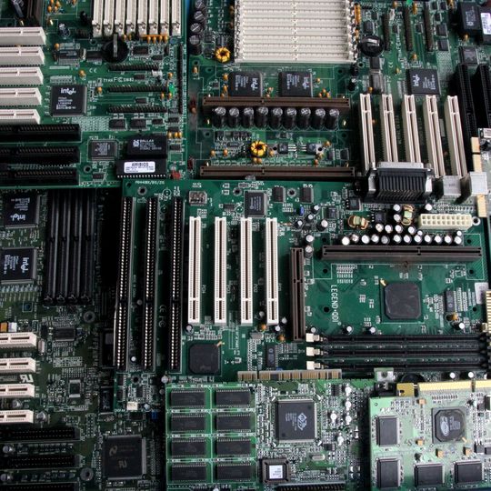Leiterplatten Klasse I B = Leiterplatten aus PC / Industriegeräten welche sichtbare Vergoldungen, zahlreiche Chips / Transistoren und Steckkontakte haben. Bei Motherboards nur die mit grüner Grundplatte. Bleche und Kühlkörper sind entfernt.