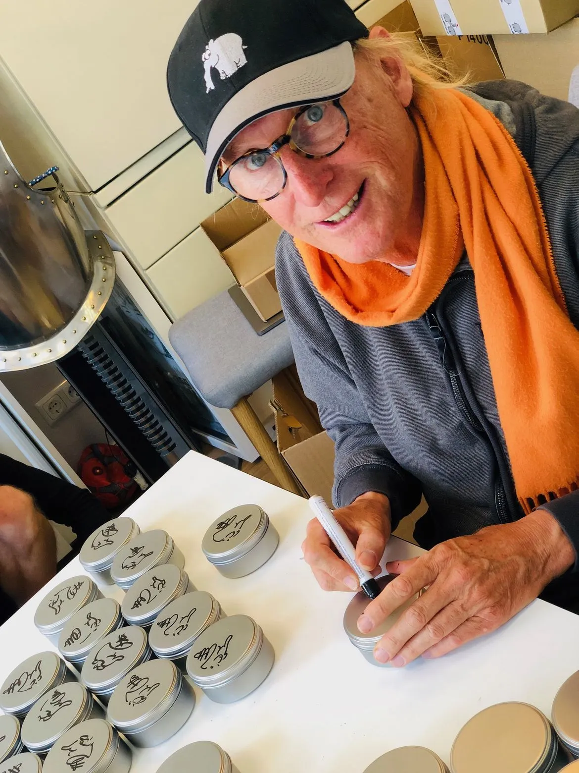 Otto Waalkes beim Signieren der Münzschatullen