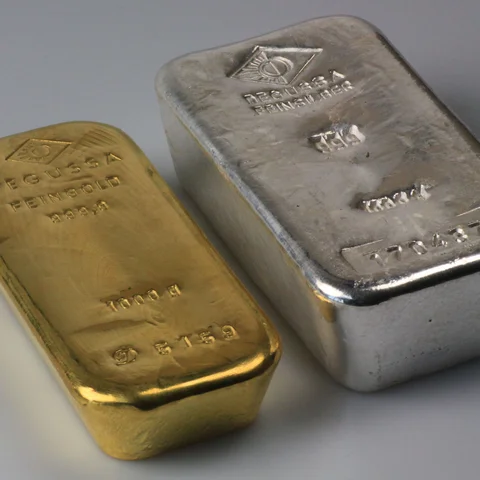Größenvergleich: 1kg Goldbarren & 1kg Silberbarren