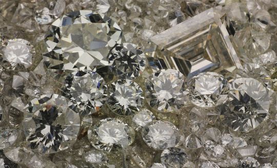 Diamanten verschiedener Größen, Farben und Reinheiten