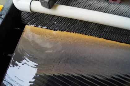 Flussgoldgewinnung im Jahre 2016 in modernen Goldwaschrinnen