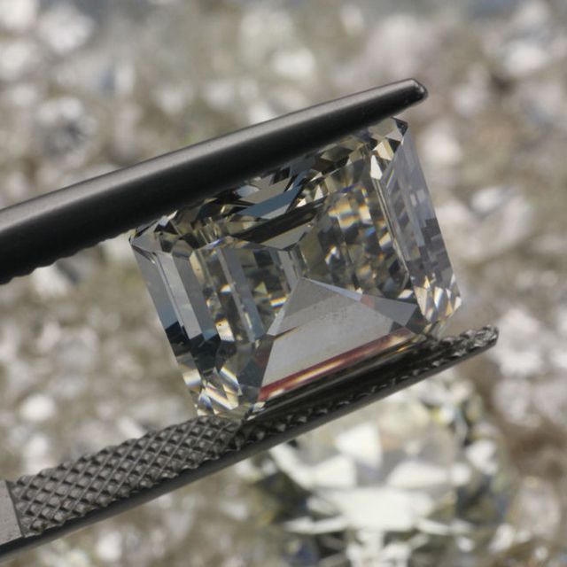 Treppenschliff Diamant in Pinzette