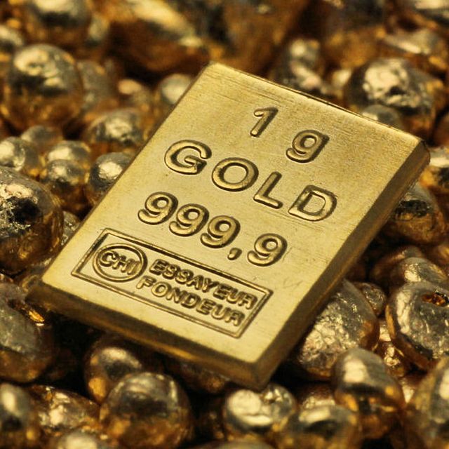 1g Goldbarren auf Goldgranulat