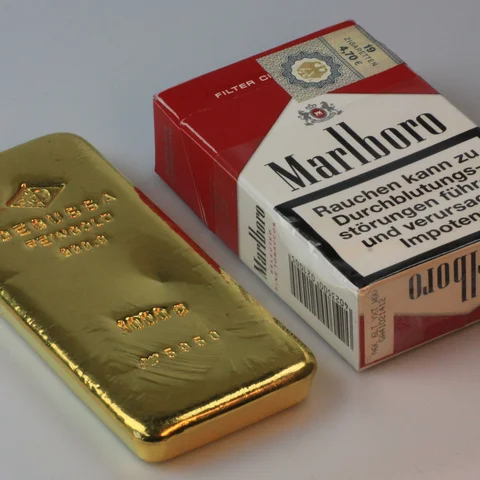 Größenvergleich: 1kg Goldbarren & gängige Zigarettenschachtel