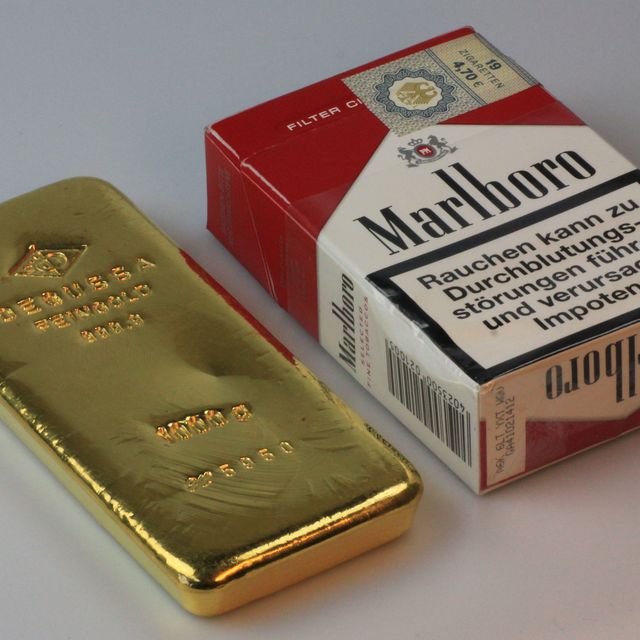 Größenvergleich Goldbarren - gänige Zigarettenschachtel