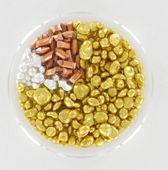 Beispiel der Zusammensetzung einer 750er Gelbgoldlegierung mit Gold, Kupfer und Silber