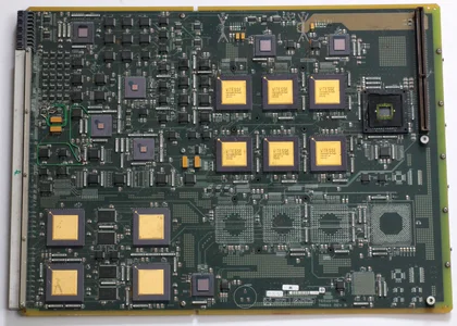Alte Server-Leiterplatte mit Goldchips