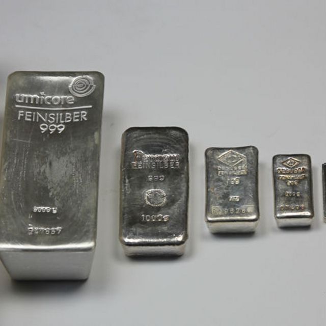 Silberbarren verschiedener Größen und Hersteller