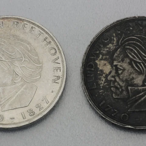 Silbermünze blanc und mit Patina angelaufen
