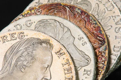 Bunte Patina auf österreichischen Silbermünzen
