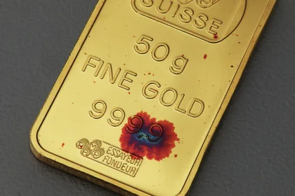 Rotflecken auf 50g Feingoldbarren 