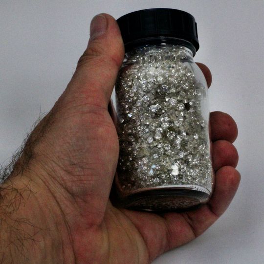 Diamanten sind im Schmuckbereich ein Massenprodukt. Aufgrund des hohen Altgoldaufkommens werden bei uns jedes Jahr Tausende Carat Schmuckdiamanten angekauft und nach dem ausgefassen weiterverkauft.