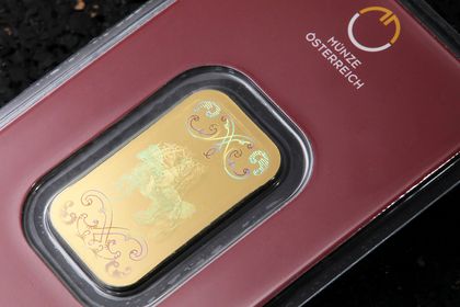 Lipizzaner Goldbarren der Münze Österreich im Blister, ausgestattet mit einem Hologramm als optischem Sicherheitsmerkmal.
