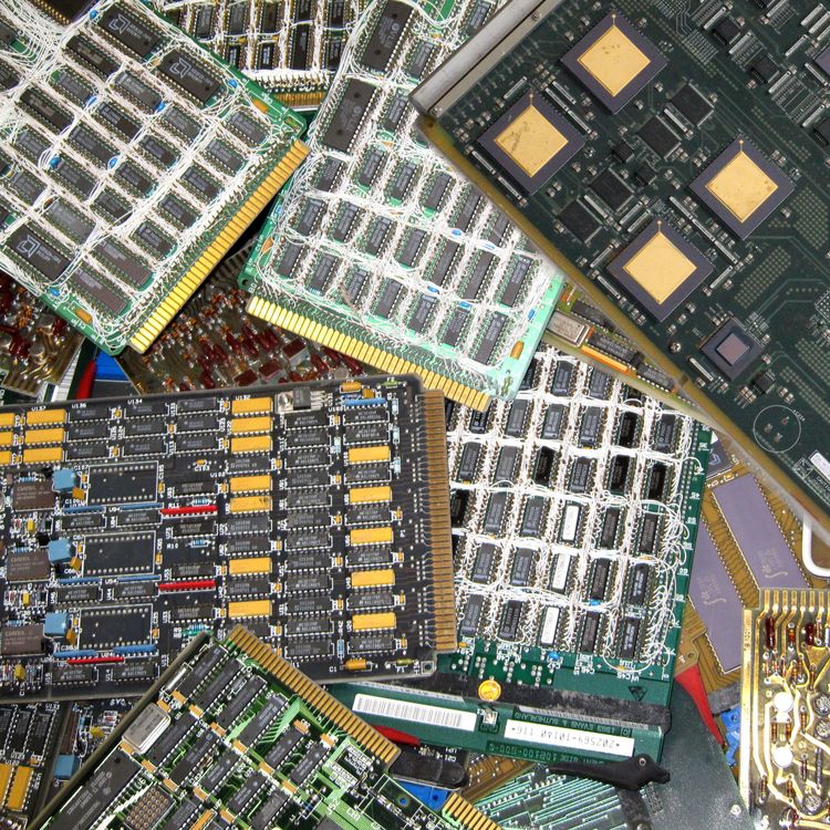 Leiterplatten Klasse I A = Leiterplatten mit galvanisch vergoldeter Steckerleiste, sehr vielen kleinen und dicht gesetzten Chips, meist aus alten Großrechnern / Servern