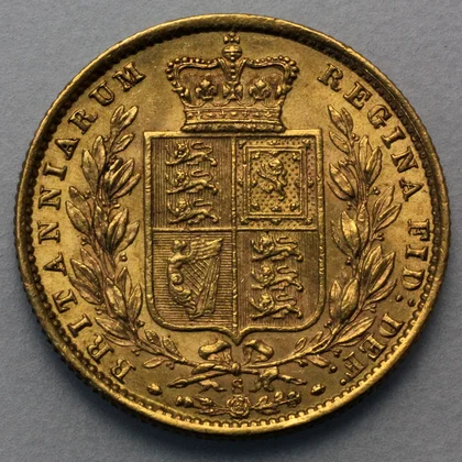 Prägezeichen S Sydney unterhalb des Wappens auf der Rückseite der Australischen Sovereign Goldmünze von Königin Victoria.