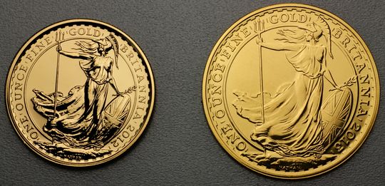 Seit 2013 wird die Britannia aus 999,9er Feingold geprägt. Gegenüber den Prägungen bis 2012 sind die Münzen jetzt größer und flacher