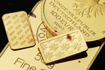 Rotflecken auf Barren und Münzen aus Gold