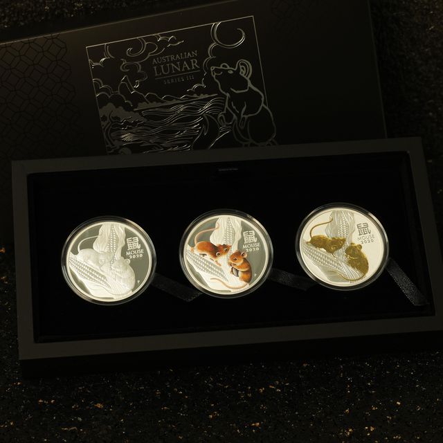 Lunar III als Silver-Trio mit PP, koloriert sowie vergoldeter 1oz-Münze