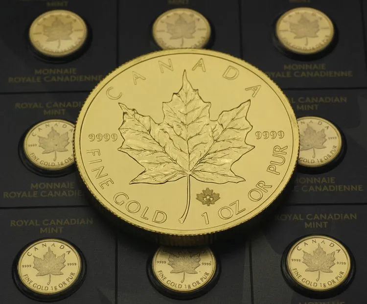 MapleGram 1g Maple Leaf Goldmünzen im Größenvergleich zu einem 1oz Maple Leaf