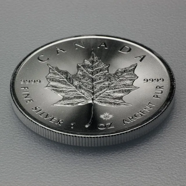 Oberfläche der neuesten Maple Leaf Silbermünzen